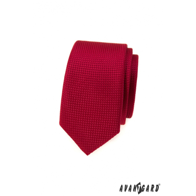 Червена тясна вратовръзка с повърхностна текстура