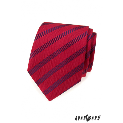 Червена вратовръзка със сини райета