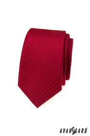 Червена вратовръзка със структурирана шарка