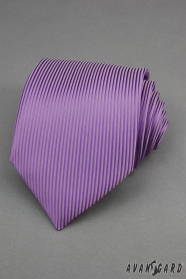 Лилава вратовръзка с вертикални ивици