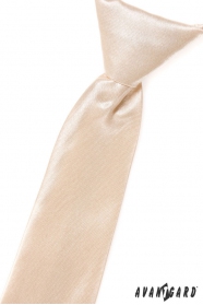 Вратовръзката на момче от слонова кост лъскава