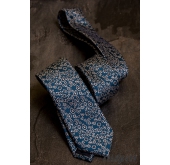 Синя тясна вратовръзка с флорален десен - ширина 6 см